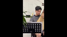 Parrot sings along with pipa music in Zhejiang, China