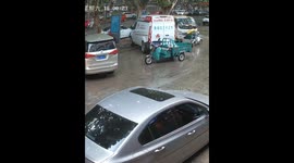 Tricycle unexpectedly slides into parked car in Shandong, China