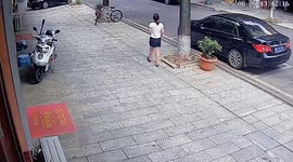 Security video shows roadside car accident in Hunan, China