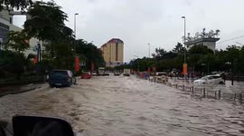 Vietnam: Typhoon Kajiki Floods Streets of Hanoi, Halts Traffic 4