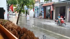 Vietnam: Typhoon Kajiki Floods Streets of Hanoi, Halts Traffic 3