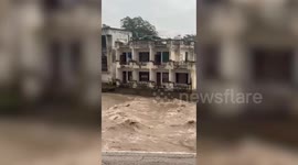Indian Army helicopter conducts daring evacuations from collapsing building