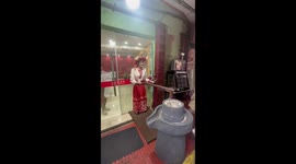 Mannequin rotating grinder looks disturbingly real