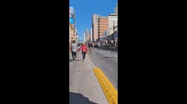 Argentina: Supporters and Protesters Fill Streets as Milei’s Caravan Drives Through Lomas de Zamora