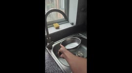 Explosive faucet spray surprises author in Sichuan, China