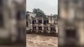 India: Flooding in India: Army helicopter saves residents ahead of building collapse