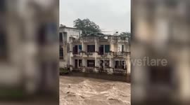 Flooding in India: Army helicopter saves residents ahead of building collapse