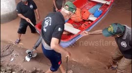 Pakistan: Snakes Emerging from Flooded Ravi River; Civil Defense Rescues One at Shahdara Bridge