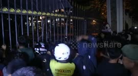 Protesters in front of the West Sumatra Regional Police Headquarters tore down the entrance fence.