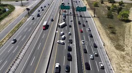 US: Semi-truck overturns on I-95 in Teaneck, New Jersey