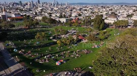 US: Dolores Park and Lombard Street draw crowds in San Francisco