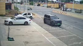 Lorry and lucky trike avoid head-on crash by swerving at last minute