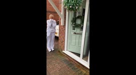 Heartfelt reunion: Girl returns from Australia to surprise her family during Christmas celebration