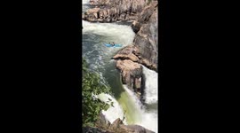 Kayaker Found the Perfect Line Over the Potomac River Falls
