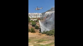 Firefighting helicopter battles wildfire in Benalmádena, Spain