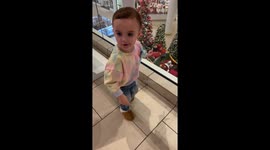 Little girl’s Christmas spirit shines bright as she spots Santa in the mall