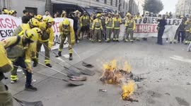 Forest firefighters on indefinite strike protest in Madrid