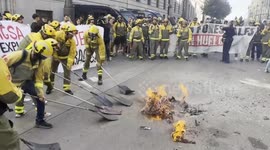 Spain: Forest firefighters on indefinite strike protest in Madrid
