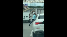Driver confronts attacker during road rage in Xalapa, Mexico