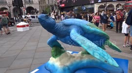 Tusk Turtle Trail 2025 - Deborah Meaden and Steven Bartlett Bob The Turtle gets a pat on its head - Piccadilly Circus