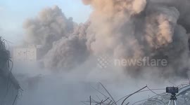 MOMENT - Israeli army bombs another high-rise building in Gaza City (2)