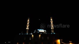 Blood moon rises over Istanbul’s historic Yeni Mosque
