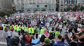 Thousands in downtown Chicago to oppose President Trumps threat to deploy troops