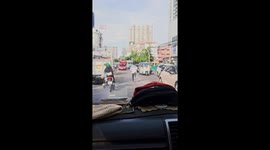 Hero pedestrian runs in front of ambulance to clear traffic