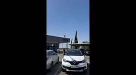 Man jumps from grocery roof onto tree in Lagoa, Portugal