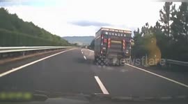 China: Reckless Lane Change Causes Multi-Vehicle Crash On Jiangxi Highway