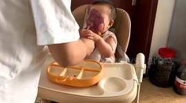 Mum accidentally bursts baby food bottle spraying puree over child's face