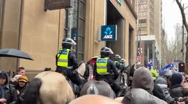 Australia: Solidarity March for Gaza Clashes with Anti-Migrant Rally in Melbourne