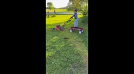 Boy enjoys makeshift lawnmower ride in Indiana, USA