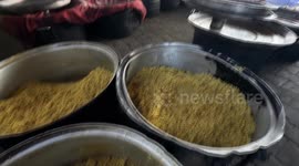 Charity distributes hot meals to displaced Palestinians in southern Gaza