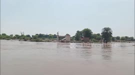 Pakistan: Jhang Floods   Breach in Trimmu Barrage Dyke Submerges Villages
