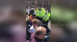 Newsflare Edit - @Dis_PPL_Protest Westminster Bridge SHUTDOWN #CutsKill https://t.co/U66TlHCte3