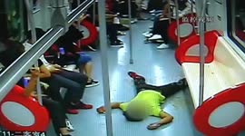 醉酒男子在地铁内呕吐并大便被拘10日