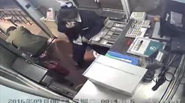 拖挂车“拖倒”收费岗亭 两人受伤