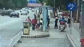 两男子当街抢走11岁男孩手机