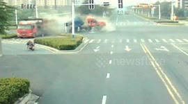 Two lorries collide in shocking accident in China