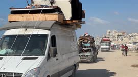 Palestinians in northern Gaza continue to flee from Israeli strikes (3)