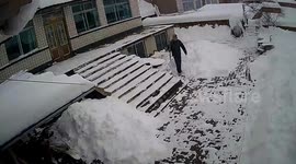 Local narrowly avoids massive snow drop from roof in China