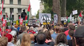 Thousands in London call for arrest of Israeli president during UK visit