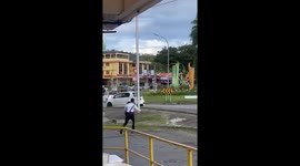 Kind traffic cop rescues kitten stuck on road