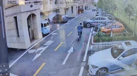 Car speeds up to avoid colliding with distracted cyclist