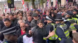 UK: Police, protesters clash at anti-immigration rally in London led by Tommy Robinson