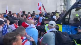 UK: Clashes erupt between police and protesters at anti-immigration march in London organized by Tommy Robinson (2)