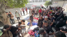 Palestinians bid farewell to relatives killed in Israeli strike on Gaza (2)