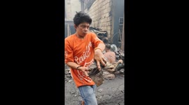 Locals sift through homes wrecked in Manila slum fire