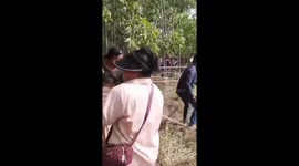 Cambodians remove razor wire fence installed by Thai military